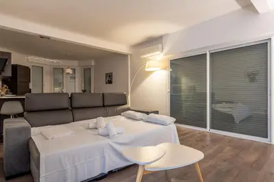 Coin salon dans l'établissement LE MADRID avec balcon proche Croisette plages et Palais des Festivals