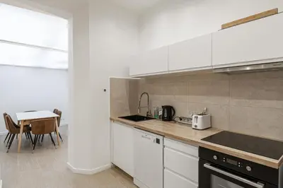 Cuisine ou kitchenette dans l'établissement LE WINDSOR avec extérieur, spacieux et chaleureux pour un plaisir partagé