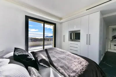 Un ou plusieurs lits dans un hébergement de l'établissement L'HORIZON avec somptueuse terrasse vue mer
