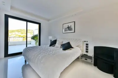 Un ou plusieurs lits dans un hébergement de l'établissement L'HORIZON avec somptueuse terrasse vue mer