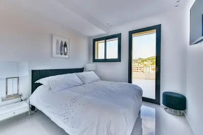 Un ou plusieurs lits dans un hébergement de l'établissement L'HORIZON avec somptueuse terrasse vue mer