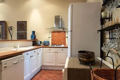 Cuisine ou kitchenette dans l'établissement L'AUTHENTIQUE charme rustique et rétro proche Croisette et plages