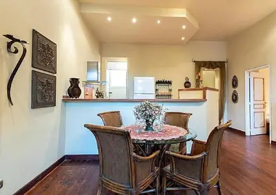 Cuisine ou kitchenette dans l'établissement L'AUTHENTIQUE charme rustique et rétro proche Croisette et plages