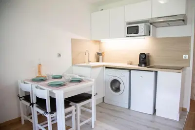 Cuisine ou kitchenette dans l'établissement Beautiful vacation apartment - Swimming pool - Parking