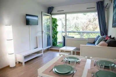 Coin salon dans l'établissement Beautiful vacation apartment - Swimming pool - Parking