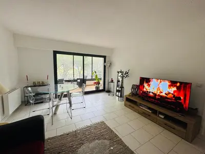 Télévision ou salle de divertissement dans l'établissement Spacieux T2 à Mougins-le-Haut