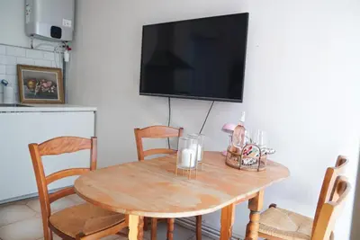 Télévision ou salle de divertissement dans l'établissement Koselig leilighet i Antibes