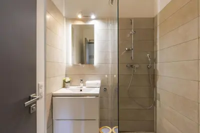 Salle de bains dans l'établissement Les pins bleus