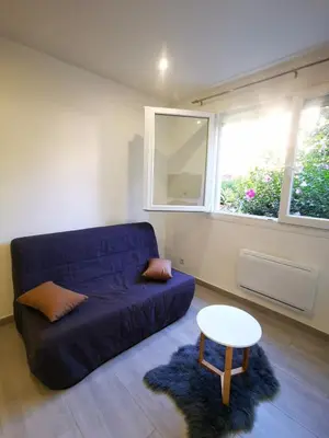 Coin salon dans l'établissement Cozy Studio in Juan les Pins 700m from Beach