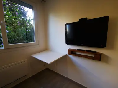 Télévision ou salle de divertissement dans l'établissement Cozy Studio in Juan les Pins 700m from Beach