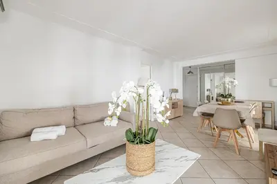Coin salon dans l'établissement 78 LERINS - Bel appartement 2 chambres sur la Croisette