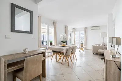 Coin salon dans l'établissement 78 LERINS - Bel appartement 2 chambres sur la Croisette