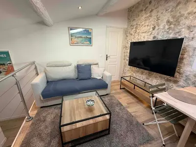 Télévision ou salle de divertissement dans l'établissement Lovely One-Bedroom Apt- Picasso 4 -Stay In Antibes