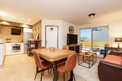 Cuisine ou kitchenette dans l'établissement Juan les pins confort et commodites