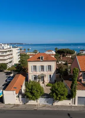 Vue générale sur la mer ou vue sur la mer prise depuis la villa