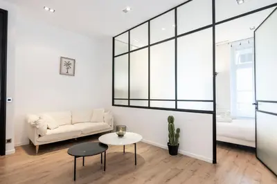 Coin salon dans l'établissement Le 121 - LOFT design Rue d'Antibes