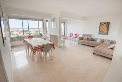 Coin salon dans l'établissement Beautiful apartment 82m2, WiFi, Air conditioning, sea view & pool & tennis