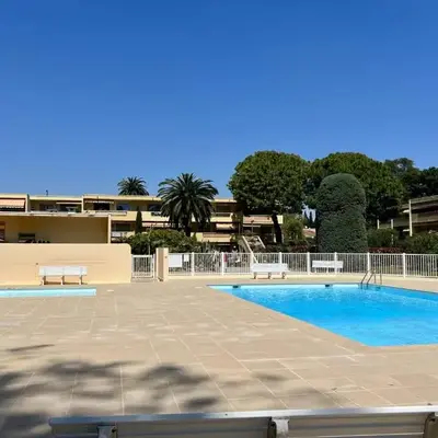 Apartment with pool near the sea