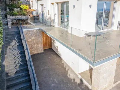 Balcon ou terrasse dans l'établissement Magnifique Villa avec vue mer