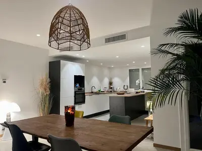 Cuisine ou kitchenette dans l'établissement 4 bedroom house Le Cannet