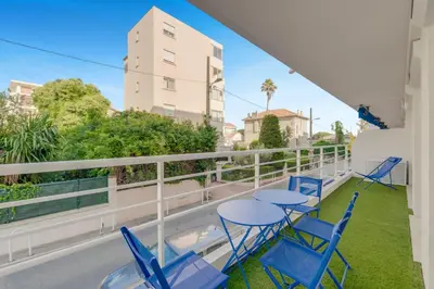 Balcon ou terrasse dans l'établissement Monret Rouge