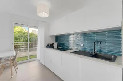 Cuisine ou kitchenette dans l'établissement Monret Rouge