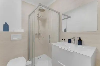 Salle de bains dans l'établissement Monret Rouge