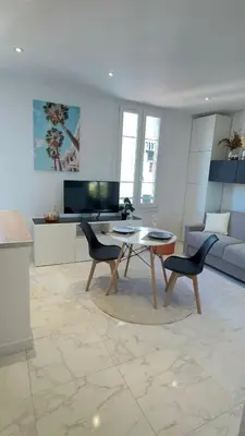 Coin salon dans l'établissement Nouveau ! au centre de Juan, Studio climatisé rénové tout confort à 2 minutes des plages