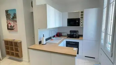 Cuisine ou kitchenette dans l'établissement Nouveau ! au centre de Juan, Studio climatisé rénové tout confort à 2 minutes des plages