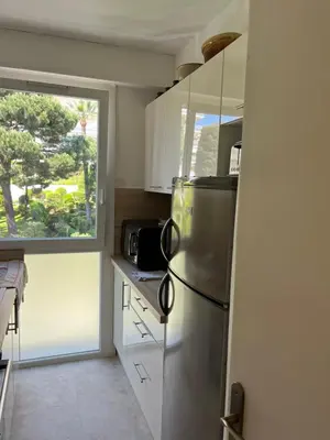 Cuisine ou kitchenette dans l'établissement Charming Flat close to beach