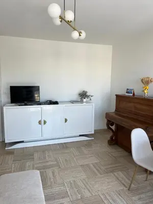 Télévision ou salle de divertissement dans l'établissement Charming Flat close to beach