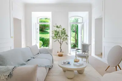 Coin salon dans l'établissement Garden-Level Apartment in Bourgeois Residence Near Croisette & Beaches