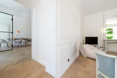 Télévision ou salle de divertissement dans l'établissement Garden-Level Apartment in Bourgeois Residence Near Croisette & Beaches