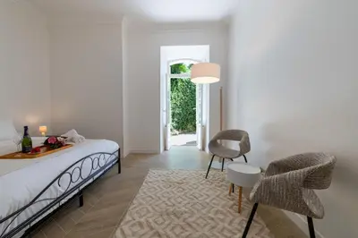 Un ou plusieurs lits dans un hébergement de l'établissement Garden-Level Apartment in Bourgeois Residence Near Croisette & Beaches
