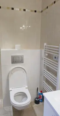 Salle de bains dans l'établissement Studio meublé-Juan Pins-Logt3