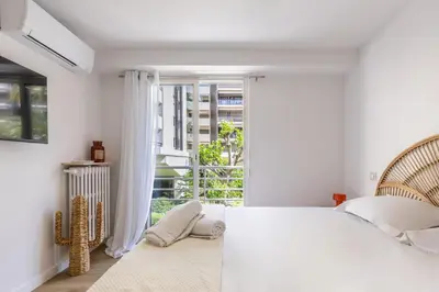 Un ou plusieurs lits dans un hébergement de l'établissement LB Vacation Rentals I Beautiful 2BR Apt, Renovated in 2025, La Croisette, Minutes from Beach and Palais