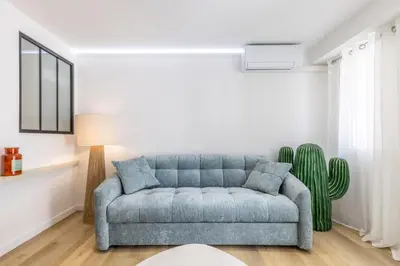 Coin salon dans l'établissement LB Vacation Rentals I Beautiful 2BR Apt, Renovated in 2025, La Croisette, Minutes from Beach and Palais