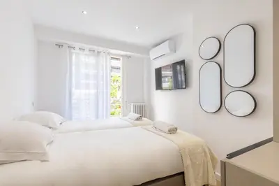 Un ou plusieurs lits dans un hébergement de l'établissement LB Vacation Rentals I Beautiful 2BR Apt, Renovated in 2025, La Croisette, Minutes from Beach and Palais