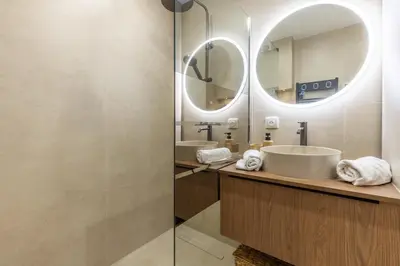 Salle de bains dans l'établissement LB Vacation Rentals I Beautiful 2BR Apt, Renovated in 2025, La Croisette, Minutes from Beach and Palais