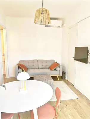 Télévision ou salle de divertissement dans l'établissement Studio au calme 100 mètres de la croisette