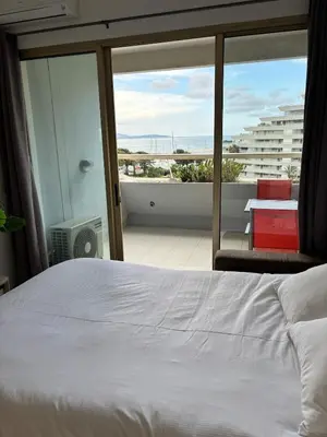 Un ou plusieurs lits dans un hébergement de l'établissement Sea & Port View Cozy Studio at Marina Baie des Anges