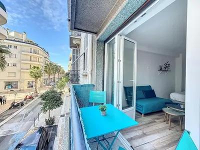 Coin salon dans l'établissement Studio proche gare, balcon