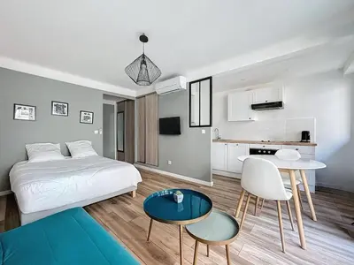 Un ou plusieurs lits dans un hébergement de l'établissement Studio proche gare, balcon