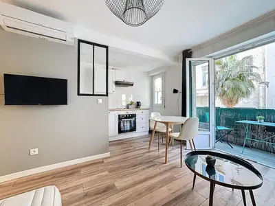 Cuisine ou kitchenette dans l'établissement Studio proche gare, balcon