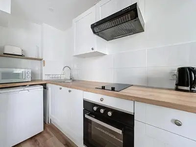 Cuisine ou kitchenette dans l'établissement Studio proche gare, balcon
