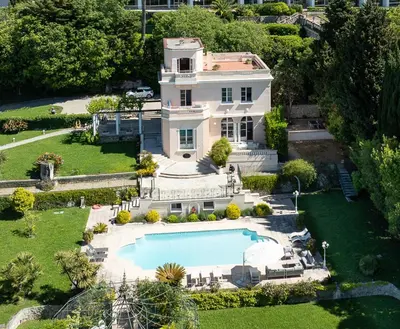 Piscine de l'établissement La Gloriette Azur piscine sauna vue mer ou située à proximité
