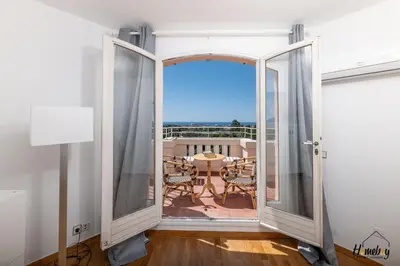 Balcon ou terrasse dans l'établissement La Gloriette Azur piscine sauna vue mer