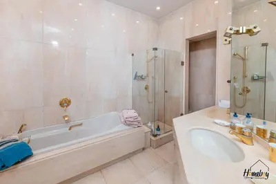 Salle de bains dans l'établissement La Gloriette Azur piscine sauna vue mer
