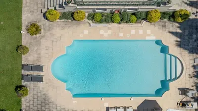 Piscine de l'établissement La Gloriette Azur piscine sauna vue mer ou située à proximité