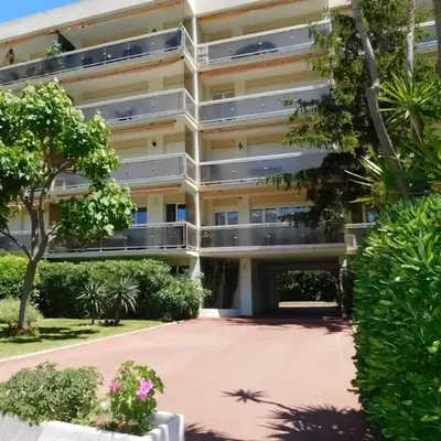 Juan les Pins Vitoria grand 2P calme parking